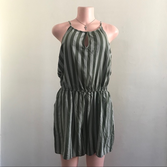 Old Navy Pants - NWOT jumpsuit romper short sz M